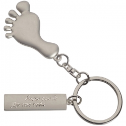 מחזיק מפתחות מתכת בצורת כף רגל "כל מסע מתחיל..."