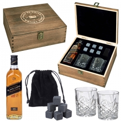 מארז מתנה וויסקי הכולל בקבוק ג'וני ווקר + 2 כוסות ואבני קרח בקופסת עץ מהודרת